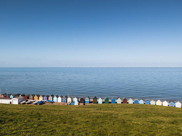 reihe, zeile der strandhütten herne bay und kent, england - herne stock-fotos und bilder