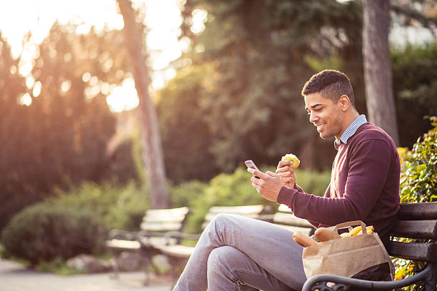 tiempo de descanso - apple healthy eating eating black fotografías e imágenes de stock