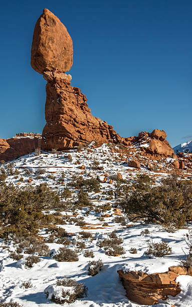 parc national arches national park-le rocher équilibré - usa arches national park balanced rock colorado plateau photos et images de collection