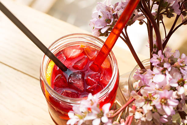 ハイビスカスのアイスティー - berry juice ストックフォトと画像