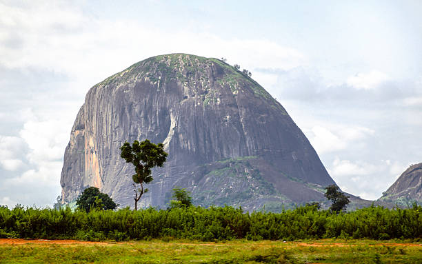 zuma rock-marco da nigéria. - nigeria africa abuja landscape imagens e fotografias de stock