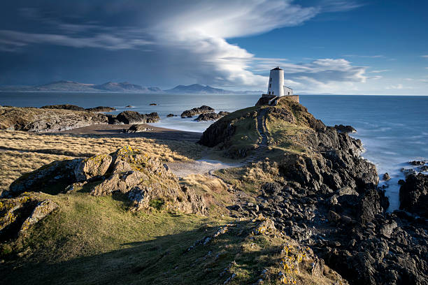 llanddwyn faro de la isla - wales snowdonia snowdonia national park mountain fotografías e imágenes de stock