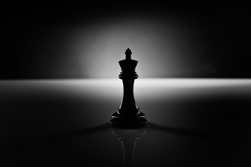 Solitario ajedrez negro con cama king, en la oscuridad photo