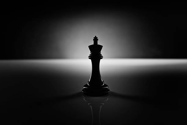 solitario ajedrez negro con cama king, en la oscuridad - strategy chess conflict chess board fotografías e imágenes de stock