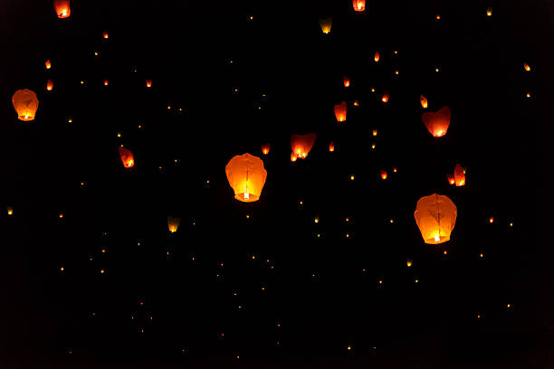 lampion su sky - chinese lantern foto e immagini stock