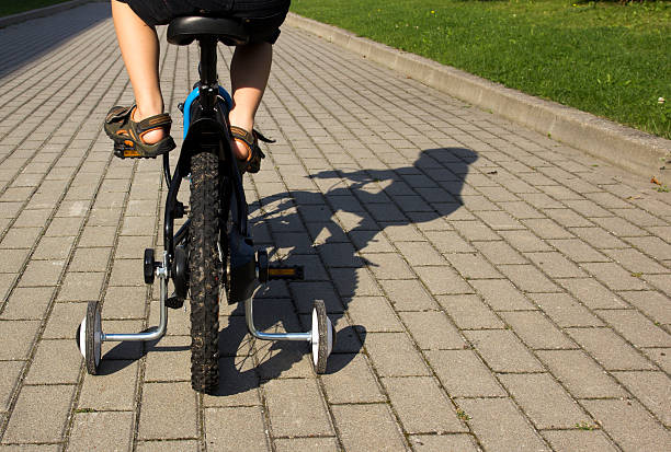 bicicleta com rodinhas - pedal bicycle sports training cycling - fotografias e filmes do acervo