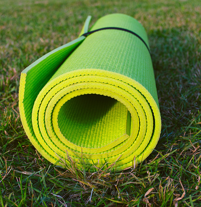 Wakker worden mechanisme Corroderen Yoga Mat In Green Grass Stock Photo - Download Image Now - Active Lifestyle, Activity, Beauty - iStock Wakker worden mechanisme Corroderen Yoga Mat In Green Grass Stock Photo - Download Image Now - Active Lifestyle, Activity, Beauty - iStock