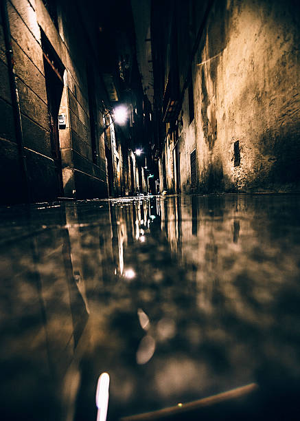 istock Dark alley reflections. Barcelona. 518379858