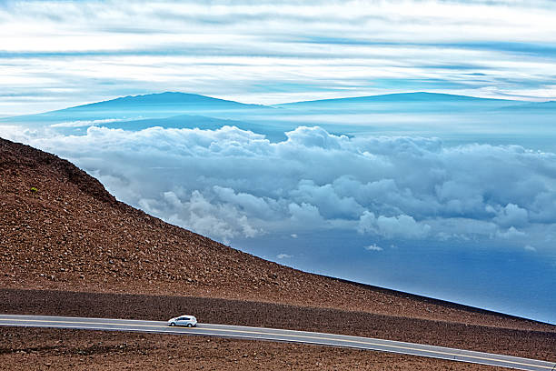 parco nazionale dell " haleakala dei turisti al cratere alba a maui, hawaii - sunrise maui hawaii islands haleakala national park foto e immagini stock