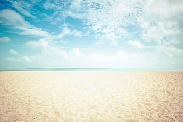soleil sur plage déserte au look vintage - beach sand photos et images de collection