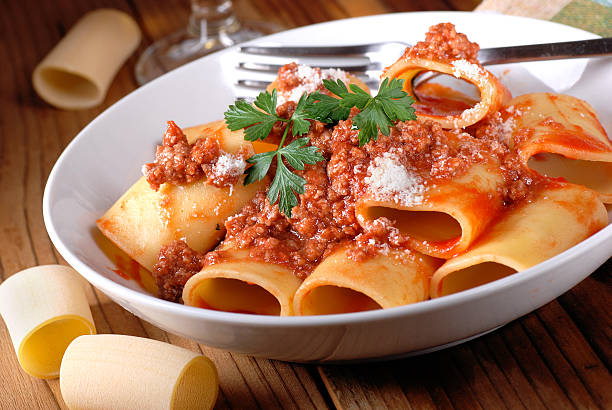 paccheri neapolitans mit fleisch sauce - ragout stock-fotos und bilder