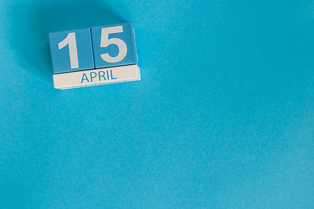4 月 15 日です。税金です。画像の木製カラー 4 月 15 日 - calendar tax april day ストックフォトと画像