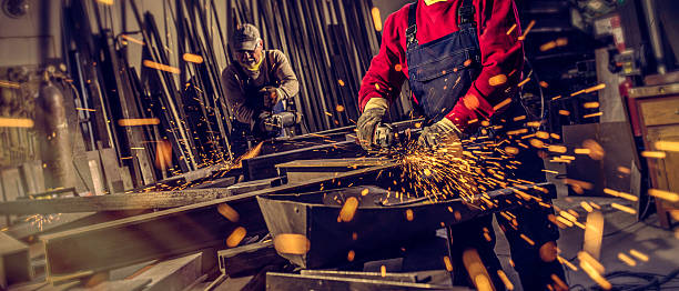 travailleurs de l'industrie avec les outils de travail - iron table photos et images de collection