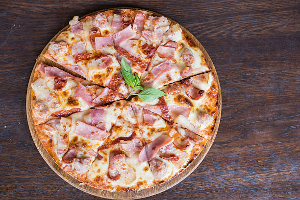 pizza auf holztisch, aufsicht - oregano italian culture herb food stock-fotos und bilder