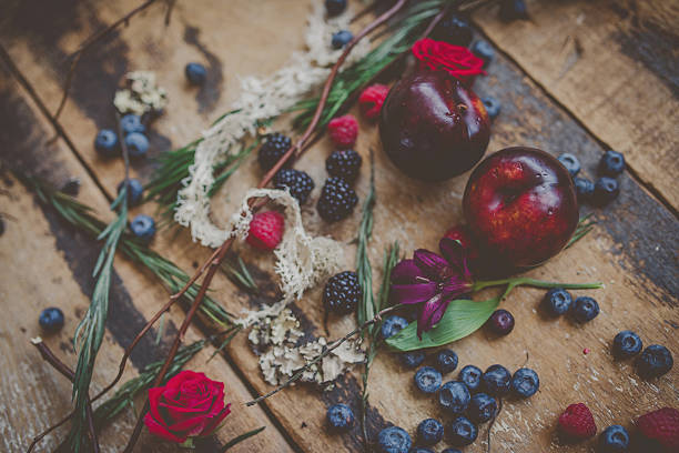 bagas, ameixas e abacates em barnwood - vegitables imagens e fotografias de stock