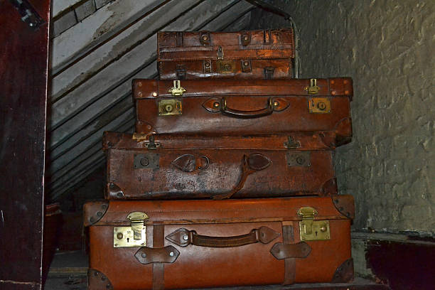 ヴィンテージのスーツケース - luggage packing suitcase old ストックフォトと画像