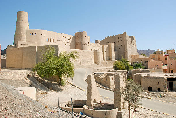 nizwa bahlāʼ fort w reklamy dakhiliya, oman. - forteca zdjęcia i obrazy z banku zdjęć