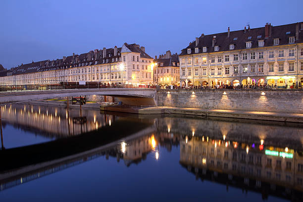 ブザンソン夜には、フランス - doubs river ストックフォトと画像