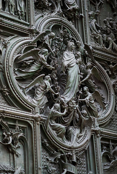 милан-деталь от двери собора, основной - looking through window individuality old architecture стоковые фото и изображения