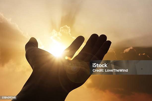 Photo libre de droit de Mains Sur Coucher De Soleil En Arrièreplan banque d'images et plus d'images libres de droit de Dieu - Dieu, Lumière, Prier