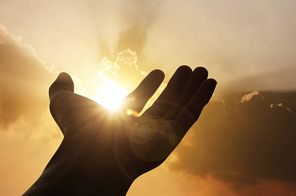 mano al tramonto sfondo - god spirituality sunbeam heaven foto e immagini stock