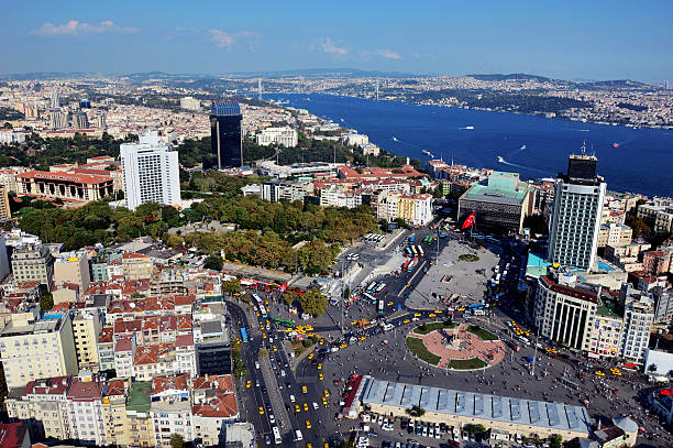 vista aérea da praça taksim, istambul - aerial view bosphorus bridge bosphorus bridge - fotografias e filmes do acervo