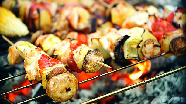 ケバブバーベキューます。 - barbecue grill broiling barbecue vegetable ストックフォトと画像