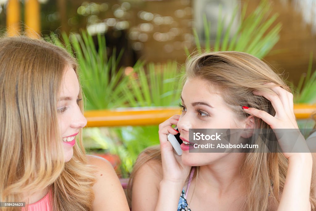 Pretty adolescentes en el Bar de la playa, mar Mediterráneo, Europa - Foto de stock de 16-17 años libre de derechos