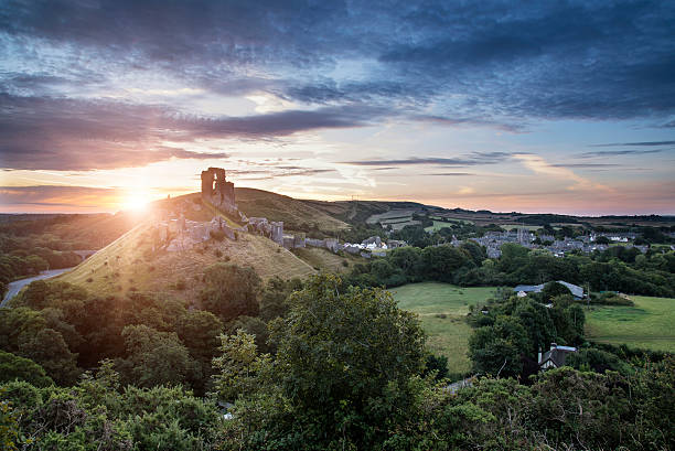 城遺跡に感動的な景観に昇る日の出で、サンバースト - corfe castle ストックフォトと画像