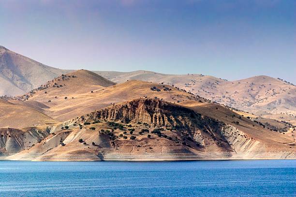 lago (lago dukan dokan) - kurdistán iraquí fotografías e imágenes de stock