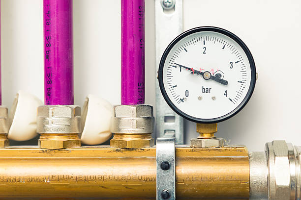 indicador do manómetro de pressão na caldeira-espaço - gas boiler purple industry oil industry imagens e fotografias de stock
