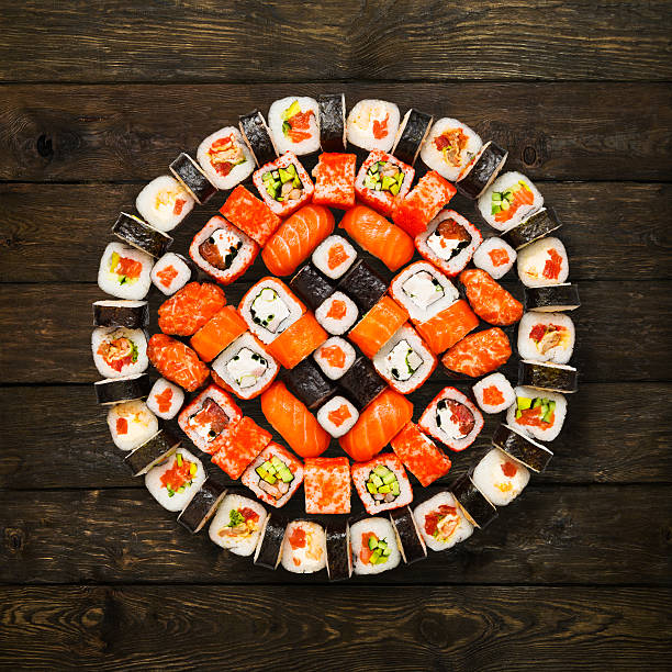 conjunto de sushi maki e rolos, isolado em madeira - sushi food vegetarian food japanese cuisine imagens e fotografias de stock