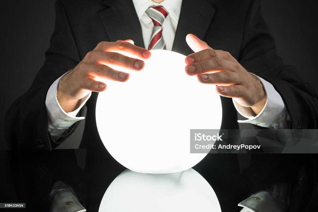 Homme d'affaires Prédiction avenir de bal Crystal - Photo de Boule de cristal libre de droits