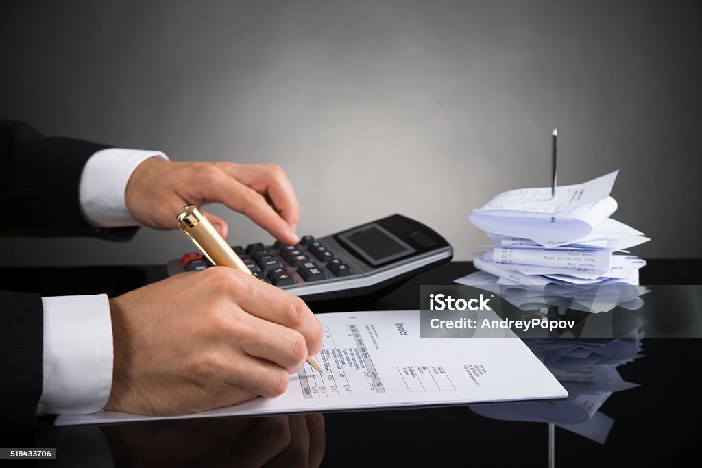 Uomo d'affari nel calcolo fattura alla reception - Foto stock royalty-free di Bolletta