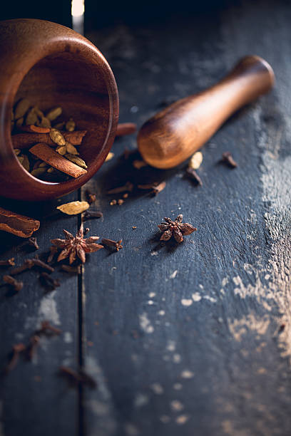 gewürze - cardamom cinnamon mortar and pestle herb stock-fotos und bilder