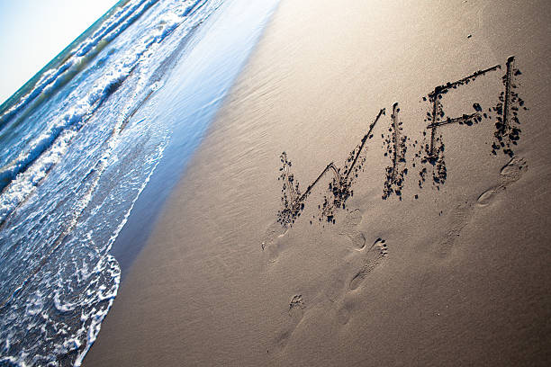 wifi sulla spiaggia - foto stock