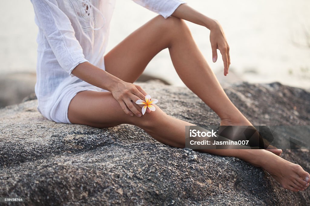 Luxuriöse junge Frau Beine mit Plumeria Blüte - Lizenzfrei Frauen Stock-Foto