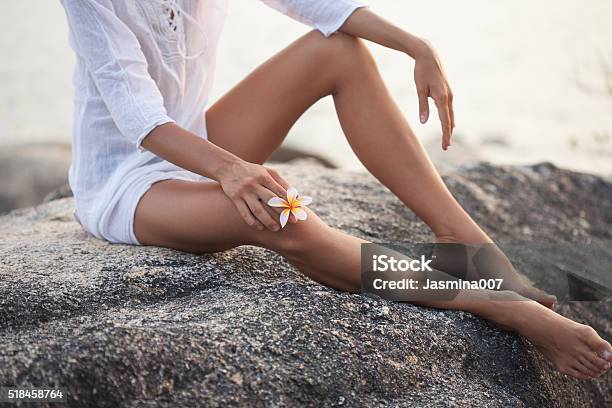 Luxuriöse Junge Frau Beine Mit Plumeria Blüte Stockfoto und mehr Bilder von Frauen - Frauen, Schönheit, Sommer