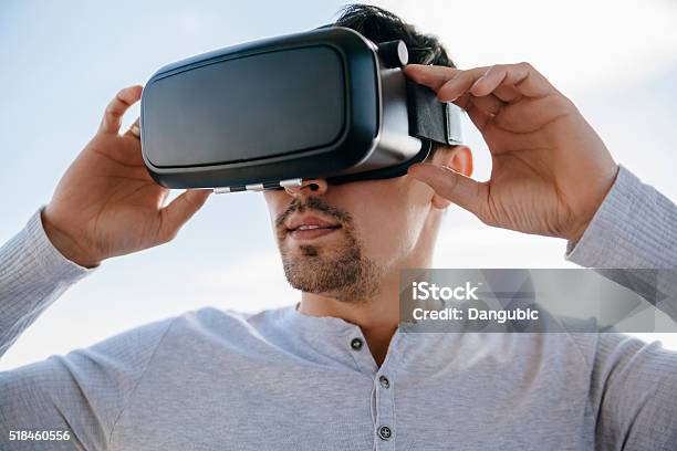 Mann Mit Der Virtuellen Gläser Stockfoto und mehr Bilder von Auslage - Auslage, Bewegung, Brille