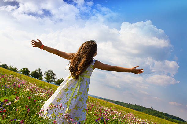 istock Girl in the field 518460636
