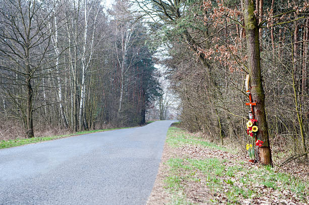 istock the cross hung on the tree by the road 518462554
