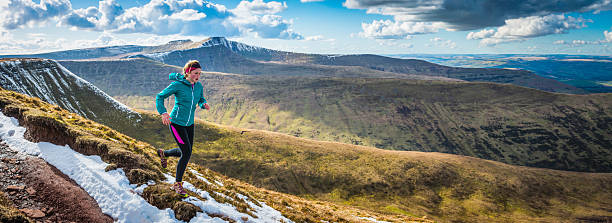 молодая женщина, работающих на дикой местности на горный хребет панорама - healthy lifestyle nature sports shoe childhood стоковые фото и изображения