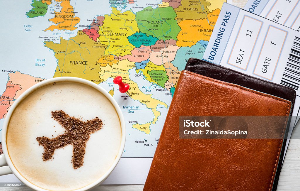 Aereo fatto di cannella nel cappuccino, passaporto e l'Europa mappa - Foto stock royalty-free di Agenzia di viaggi