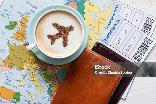 Avión Hecho De Canela En Un Capuchino Pasaportes Y Mapa De Europa Foto de stock y más banco de imágenes de Billete de avión