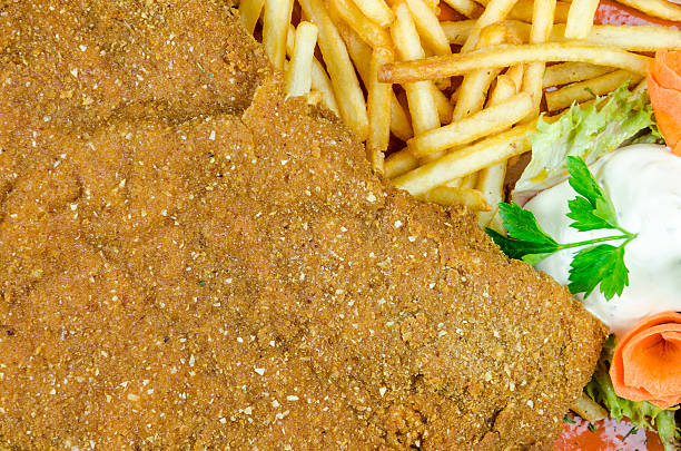 grand wiener schnitzel sur une plaque en argile avec des frites - schnitzel cutlet pork food and drink industry photos et images de collection