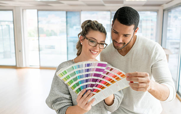 casal pintando a casa - home addition home improvement paint decorating imagens e fotografias de stock