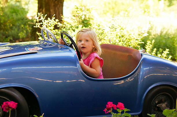 petite fille dans une voiture fair drive - amusment park photos et images de collection