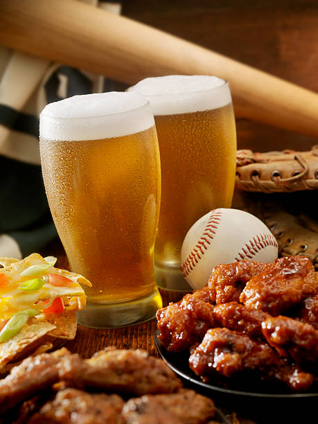 cerveza, béisbol y alas - beer wing spicy chicken wings chicken wing fotografías e imágenes de stock
