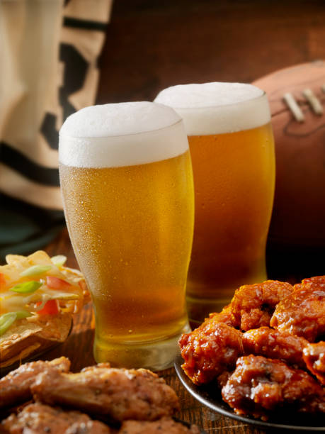 ビール、サッカー、手羽先 - chicken wing spicy chicken wings chicken appetizer ストックフォトと画像