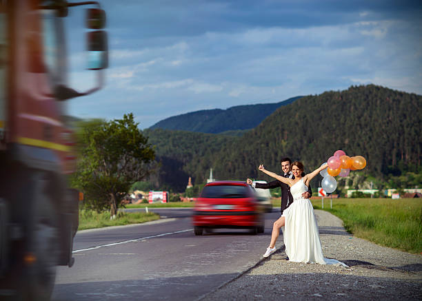 crazy autostop - bride wedding freedom arms raised zdjęcia i obrazy z banku zdjęć